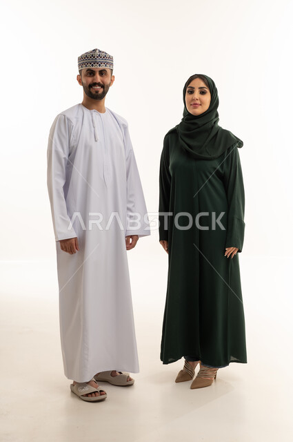 رجل وامرأة عمانيان بالزي التقليدي في الاستوديو