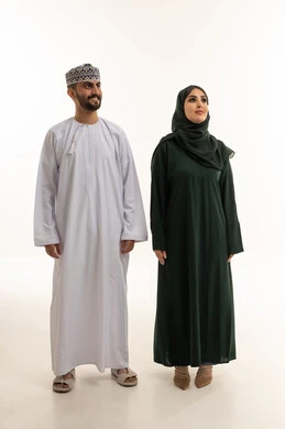 رجل وامرأة عُمانيان بالزي التقليدي بخلفية بيضاء