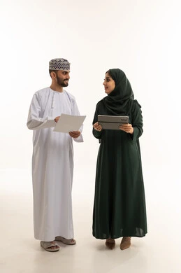 محترفون عمانيون مع جهاز لوحي على خلفية بيضاء