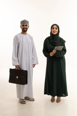 رجل أعمال عُماني وسيدة أعمال عربية في الاستوديو