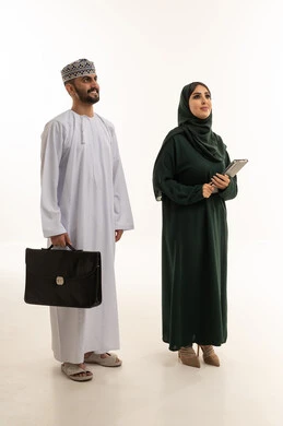 رجل وسيدة أعمال عمانيين بالزي التقليدي في الاستوديو