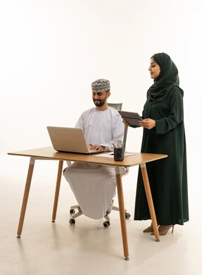 محترفون عمانيون يعملون على مكتب في الاستوديو