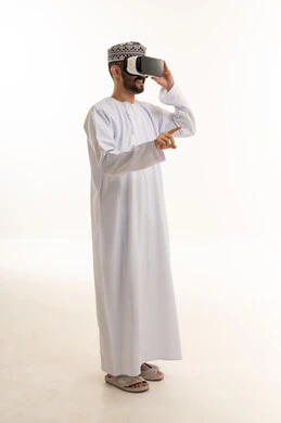 رجل عُماني يستخدم سماعة الواقع الافتراضي في الاستوديو