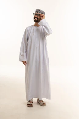 رجل عماني بالزي التقليدي الدشداشة والكمة
