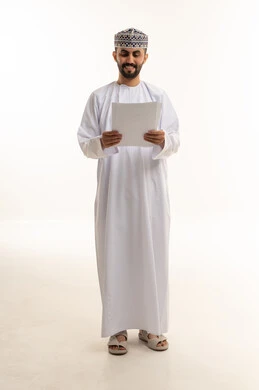 رجل عُماني بالزي التقليدي يمسك أوراق عمل