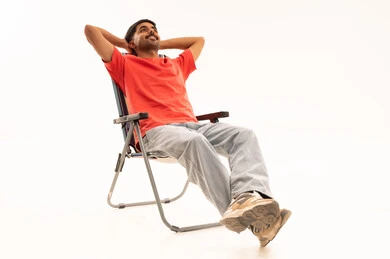 رجل سعودي يسترخي على كرسي رحلات خلفية بيضاء