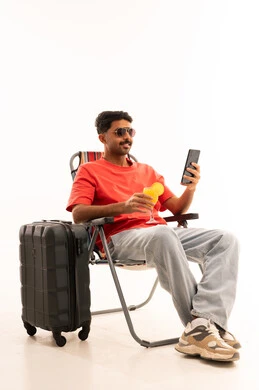 رجل عربي مع حقيبة سفر وهاتف ذكي خلفية بيضاء