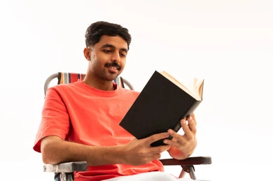 شاب سعودي يقرأ كتابا في الاستوديو