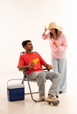 زوجان سعوديان بملابس الصيف في استوديو تصوير