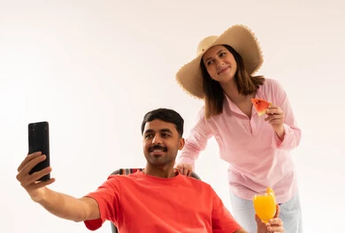 زوجان عربيان يلتقطان صورة سيلفي صيفية في الاستوديو