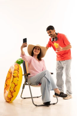 زوجين عرب مع إكسسوارات الشاطئ في الاستوديو