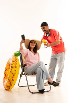 زوجين عرب مع مستلزمات الصيف في استوديو