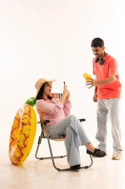 زوجان سعوديان مع مستلزمات الصيف في استوديو