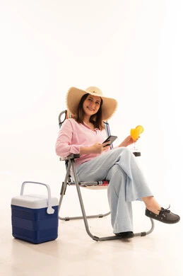 امرأة مع عصير وهاتف في استوديو تصوير