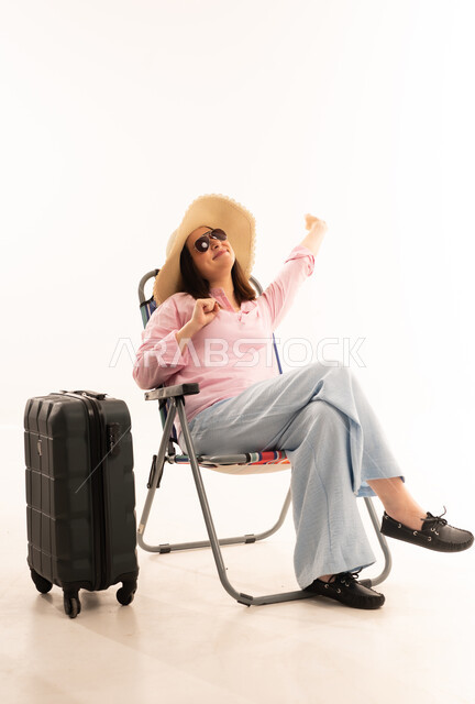 امرأة سعودية مسافرة مع حقيبة في الاستوديو