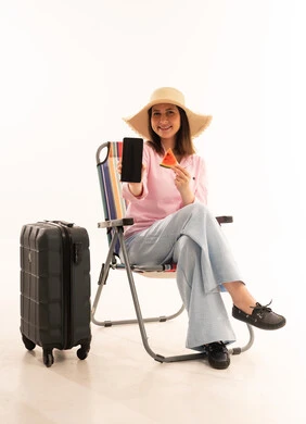 امرأة مع حقيبة سفر وهاتف ذكي