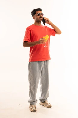 رجل عربي يتحدث بالهاتف مع عصير برتقال