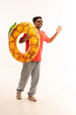 رجل مع عوامة سباحة أناناس بخلفية بيضاء