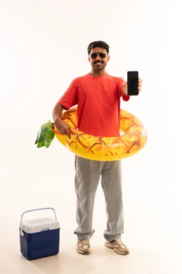 رجل هندي مع أدوات العطلة الصيفية والهاتف