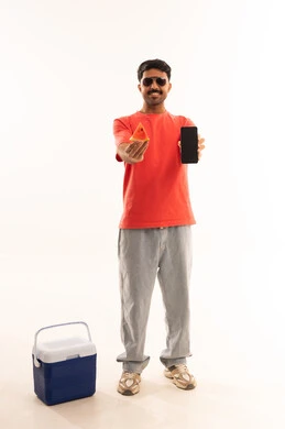 رجل يحمل هاتف و شريحة بطيخ بخلفية بيضاء