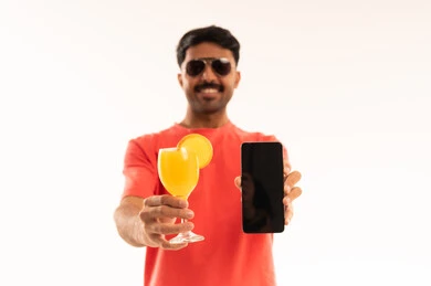 رجل عربي يحمل هاتف ذكي وعصير برتقال