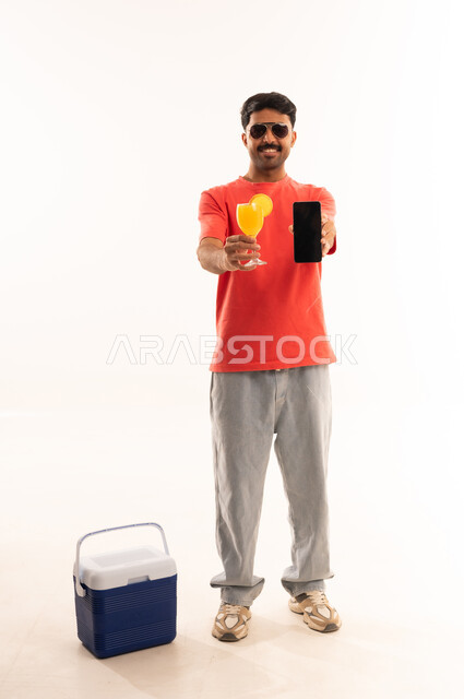 رجل هندي مع صندوق تبريد وهاتف ذكي