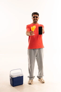 رجل هندي مع صندوق تبريد وهاتف ذكي
