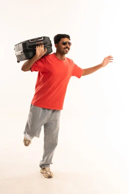 رجل عربي يركض مع حقيبة سفر على خلفية بيضاء