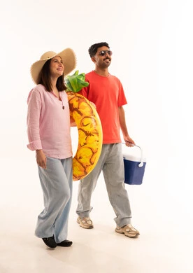 زوجان عربيان مع أدوات الشاطئ في الاستوديو