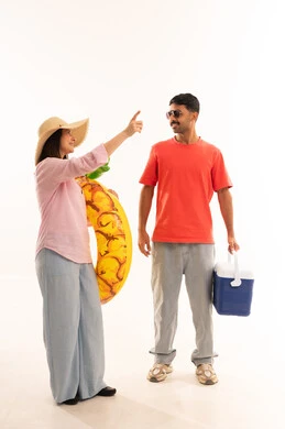 زوجان عربيان مع مستلزمات الشاطئ في الاستوديو