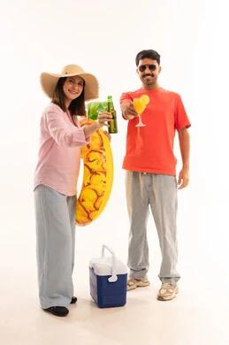 رجل وامرأة عربيان مع مستلزمات الصيف خلفية بيضاء