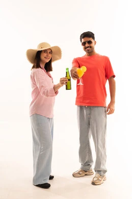 رجل وامرأة عربيان مع مشروبات صيفية في الاستوديو