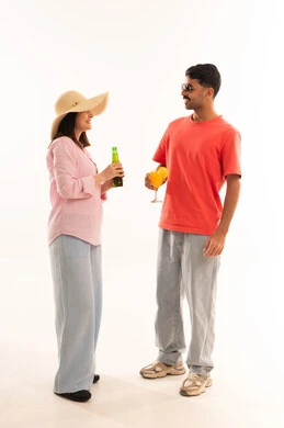 رجل وامرأة عربيان يحملان مشروبات صيفية