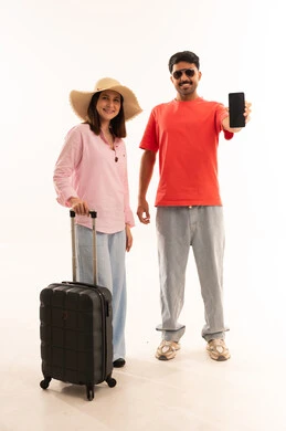 زوجين عرب مع حقيبة سفر يحملان هاتفاً ذكياً