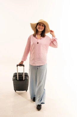 امرأة مسافرة مع حقيبة سفر على خلفية بيضاء