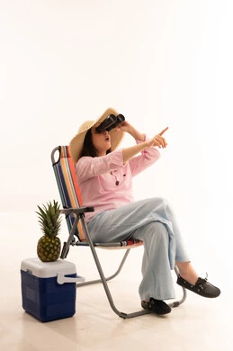 امرأة مع منظار على كرسي بحر تصوير استوديو