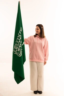 امرأة سعودية تحمل علم المملكة العربية السعودية