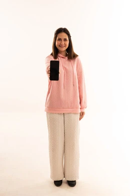 امرأة عربية تحمل هاتف ذكي على خلفية بيضاء