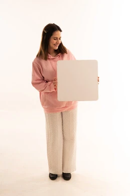 امرأة عربية تحمل لوحة إعلانية بيضاء فارغة