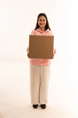 امرأة تحمل صندوق كرتون على خلفية بيضاء