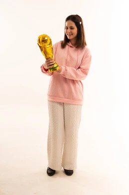 امرأة سعودية تحمل كأس العالم لكرة القدم