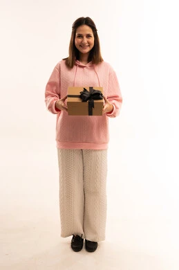 امرأة عربية تحمل صندوق هدايا بخلفية بيضاء