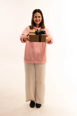 امرأة عربية تحمل صندوق هدايا بخلفية بيضاء