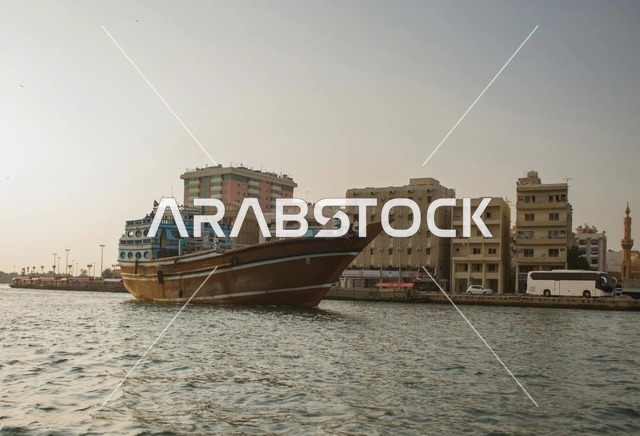 قارب الداو التقليدي في خور دبي بالإمارات