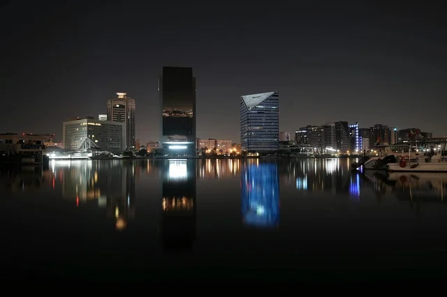 أفق خور دبي وانعكاسات ليلية في الإمارات