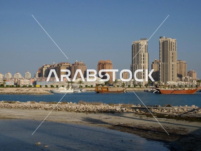 أفق دبي المائي مع المباني والقوارب التقليدية