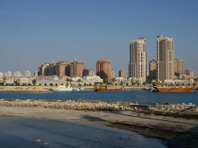 أفق دبي المائي مع المباني والقوارب التقليدية