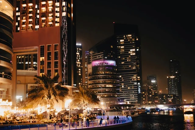 واجهة دبي مارينا البحرية وناطحات السحاب ليلاً واجهة دبي مارينا البحرية وناطحات السحاب ليلاً