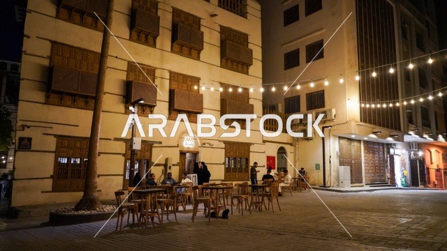 مبنى تاريخي ومقهى في منطقة البلد بجدة ليلاً