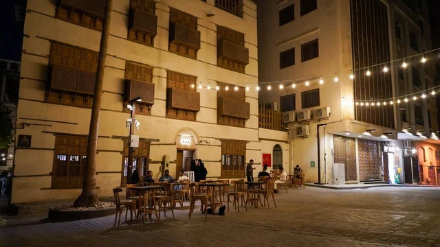 مبنى تاريخي ومقهى في منطقة البلد بجدة ليلاً